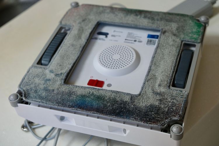 打濕超細纖維抹布黏在主機背面。陳志淵攝