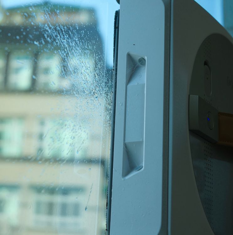 邊擦邊噴專用清潔液，讓溶解污漬更快。陳志淵攝