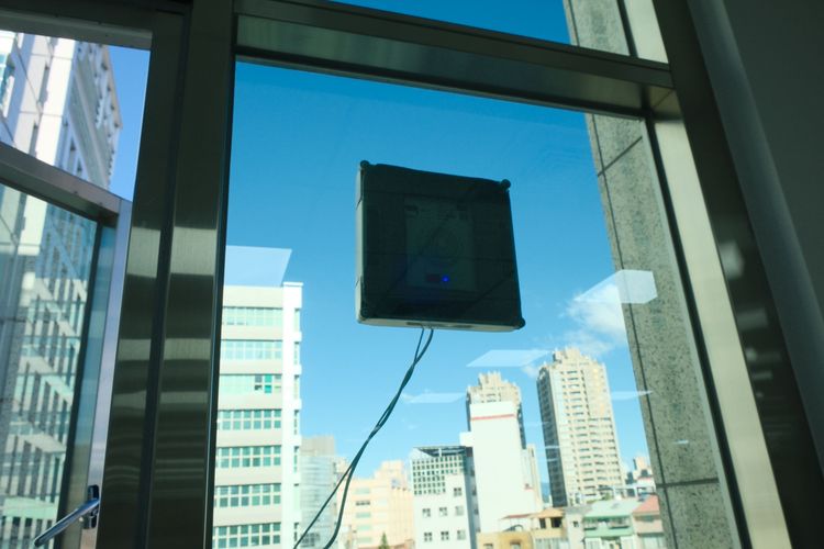 有線的擦窗機器人使用較受限。陳志淵攝