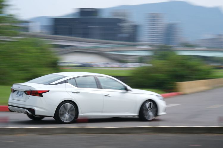 Nissan Altima搭載全球首具量產的2.0升VC-Turbo可變壓縮比渦輪增壓引擎，具備239匹最大馬力。陳志淵攝