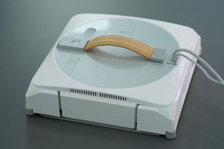 主機正面有皮質提把，頗有質感，上方有啟動按鍵。陳志淵攝