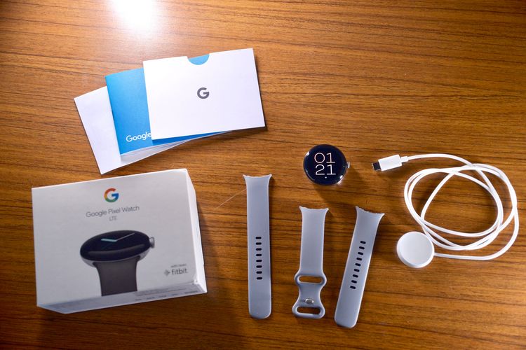 開箱金屬銀錶殼與石墨黑錶帶版本。陳志淵攝