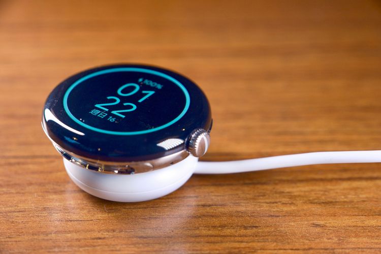 僅支援隨附的圓盤充電線充電。陳志淵攝