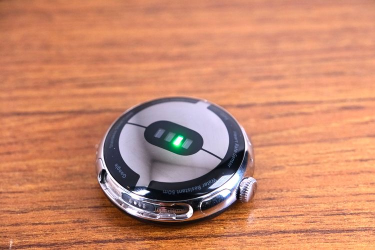 錶背放置光學心率感測器。陳志淵攝