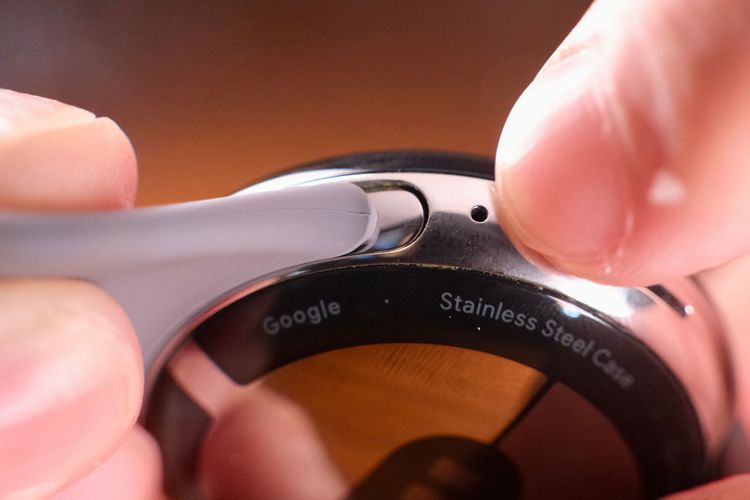 錶帶有一側卡榫可按壓拆卸，可用錶帶前端頂住扣上。陳志淵攝