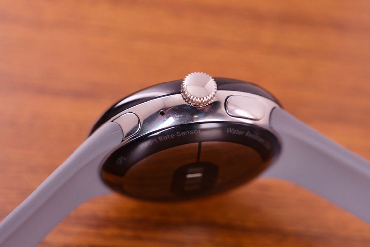 右側具有錶冠和側面按鈕，錶冠凸起幅度高。陳志淵攝