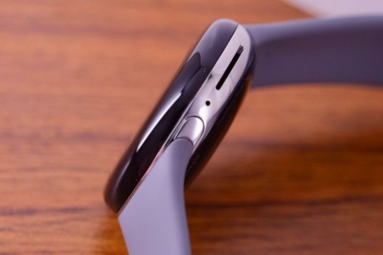 不鏽鋼金屬錶殼，左側有長條揚聲孔。陳志淵攝