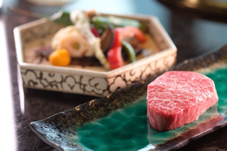 和牛牛排/五彩野菜。陳志淵攝