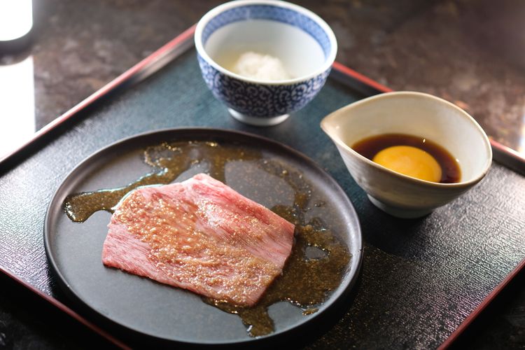 特選和牛月見燒。陳志淵攝