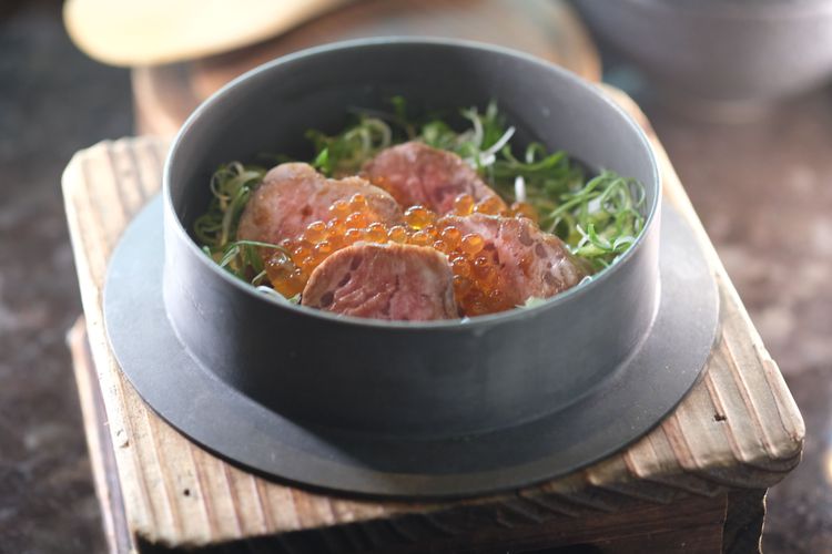 鮭魚卵菲力釜飯。陳志淵攝