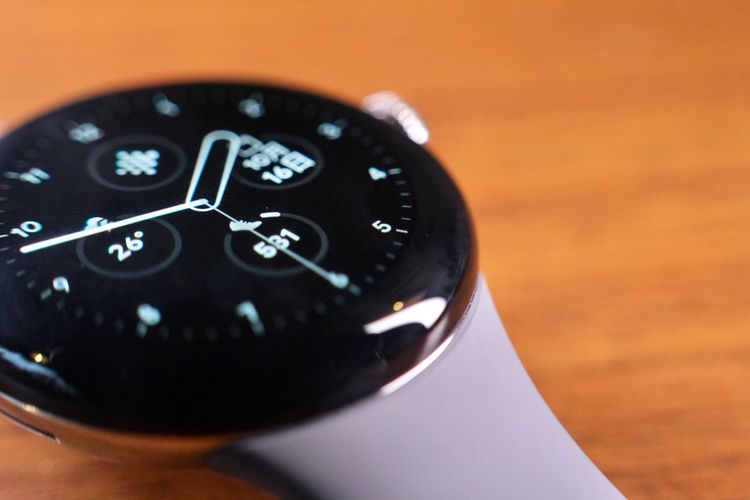 圓弧覆蓋玻璃的錶面，邊框略粗。陳志淵攝