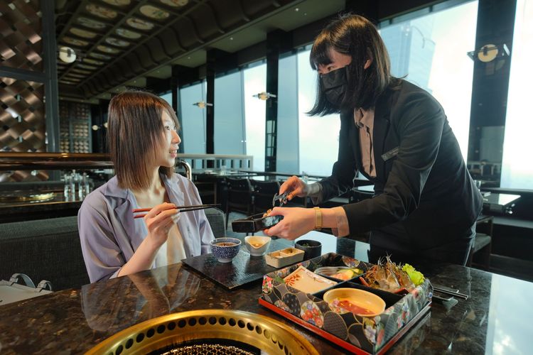 和牛47主打燒肉懷石料理，全程由專人桌邊燒烤。陳志淵攝