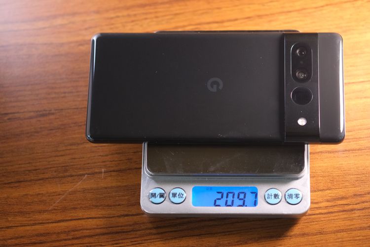 Goole Pixel 7 Pro含SIM卡重量。陳志淵攝