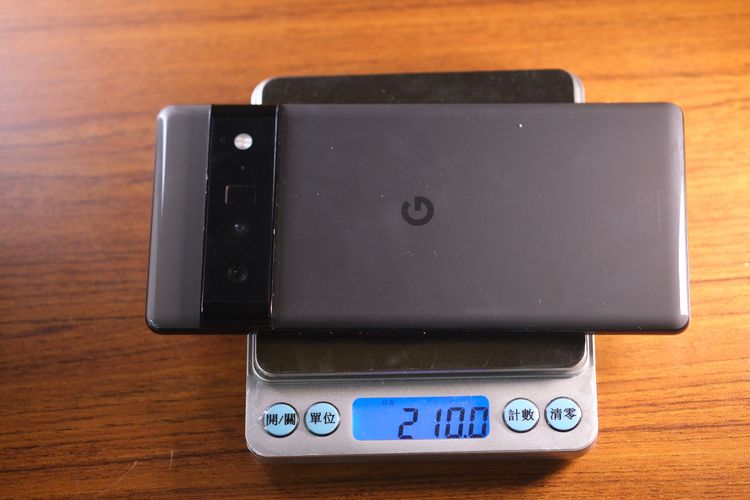 Google Pixel 6 Pro不含SIM卡重量。陳志淵攝