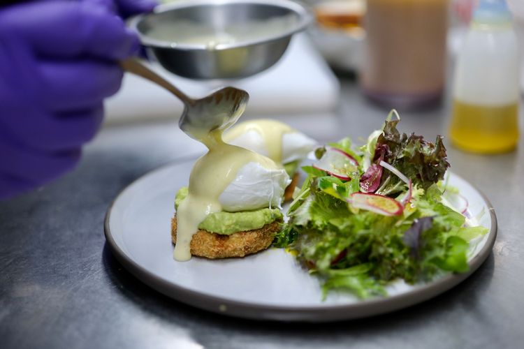 蟹肉班尼迪克蛋以可樂餅取代英式馬芬麵包。陳志淵攝