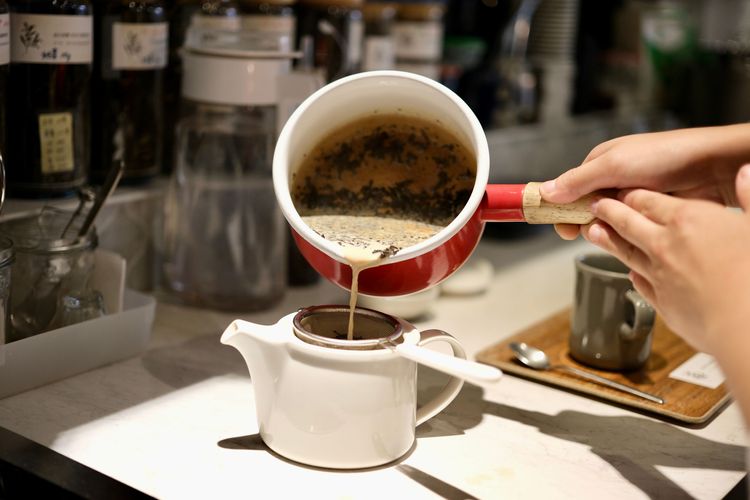 現點現做的「鍋煮奶茶」是當P&T柏林茶館的招牌人氣飲品。陳志淵攝