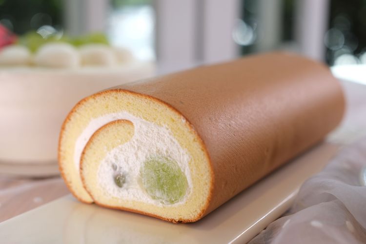 「白葡萄生乳捲 」將美國進口無籽白葡萄一顆顆完整包入北海道奶霜中。陳志淵攝