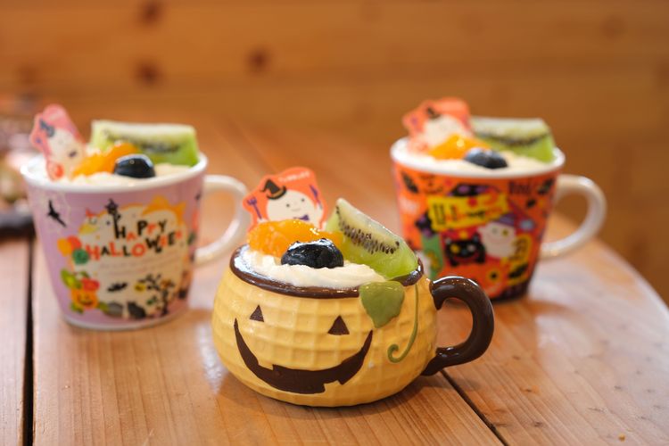 「萬聖點心杯」以焦糖蒸布丁配上北海道奶霜及繽紛的新鮮水果。陳志淵攝