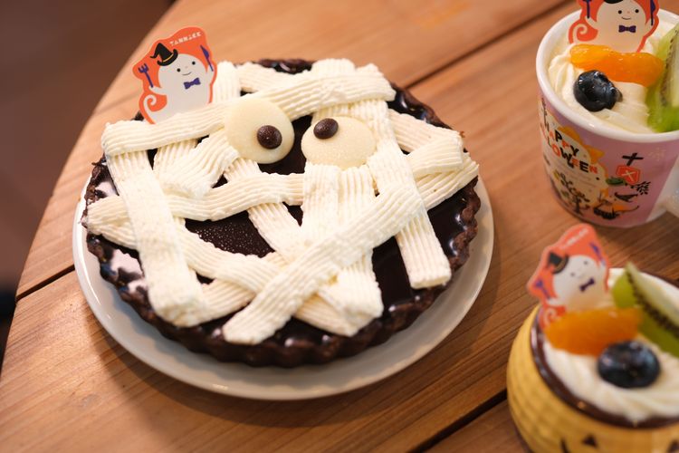 「可可木乃伊派」除了造型應景吸睛，以法國米歇爾72%黑巧克力製成，口感層次多變。陳志淵攝