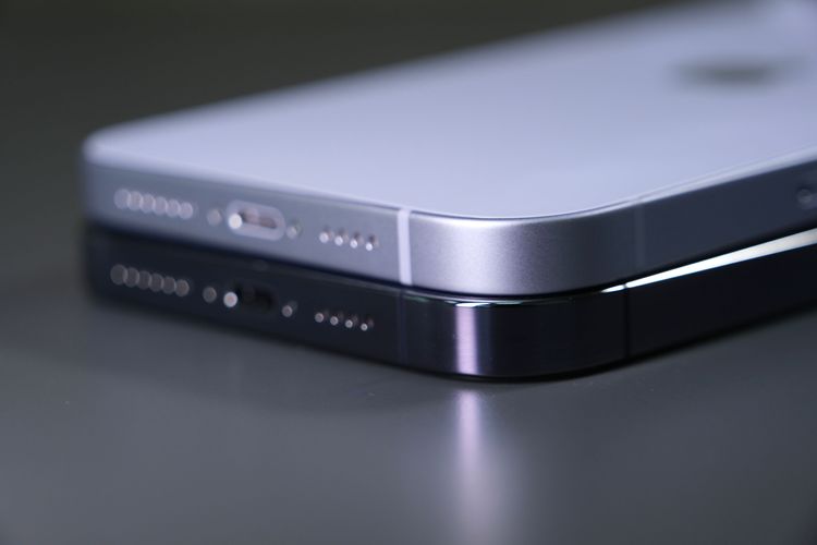 霧面鋁金屬邊框比較亮面不鏽鋼金屬邊框。陳志淵攝