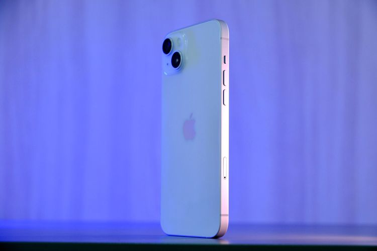 iPhone 14 Plus，雙鏡頭、6.7吋螢幕，售價31900元起。陳志淵攝