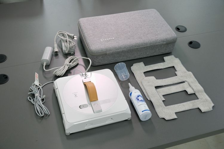 內附有主機、專用清潔液與量杯及兩個超細纖維抹布等。陳志淵攝