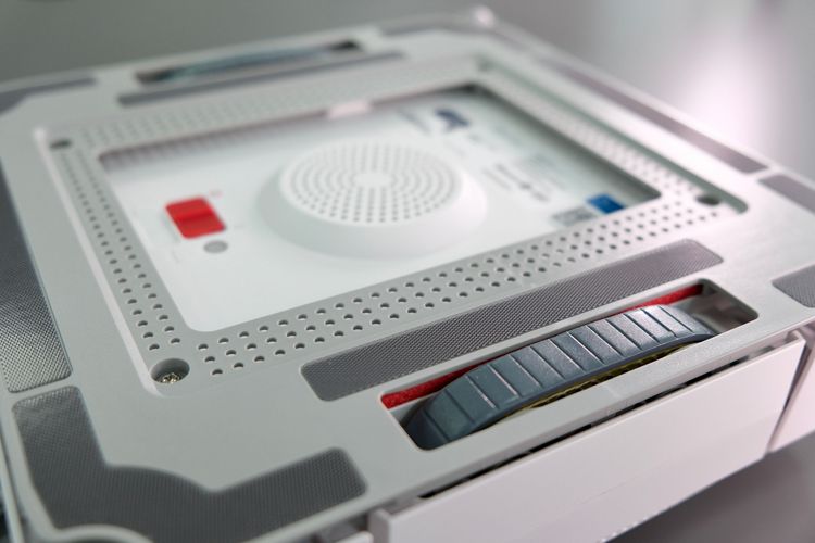 主機背面兩側同步帶及紅色電源按鍵。陳志淵攝