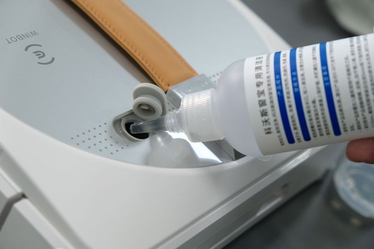 專用清潔液注入孔。陳志淵攝