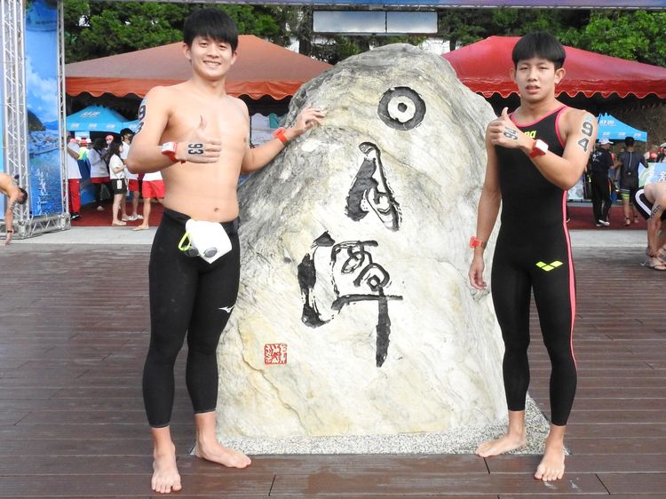 卓承齊（左）奪冠，在日月潭公開水域游泳錦標賽保持不敗。南投縣政府提供