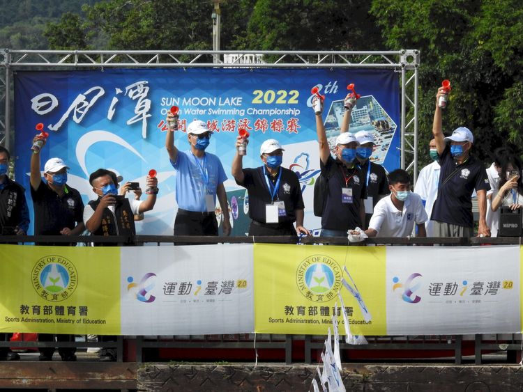 日月潭公開水域游泳錦標賽等賽事今登場，泳將卓承齊與鄧羽彣分別摘王、封后。南投縣政府提供