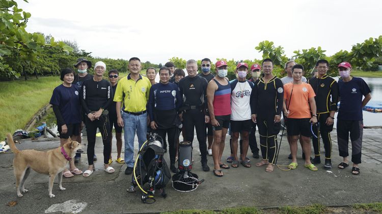 台東縣議員陳志峰（左5）帶領台東縣水中運動訓練協會捕捉活水湖中的外來種魚類。讀者提供