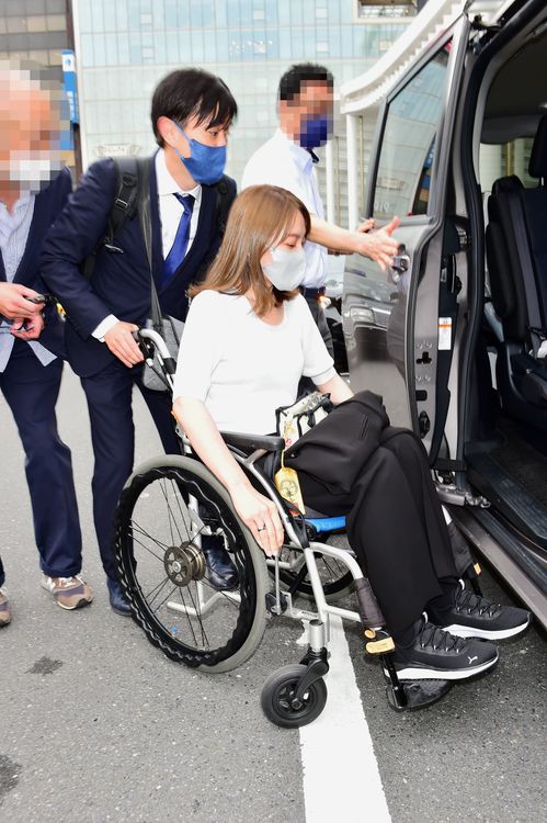 橋本健(後)推著今井繪理子上車。翻攝FRIDAY