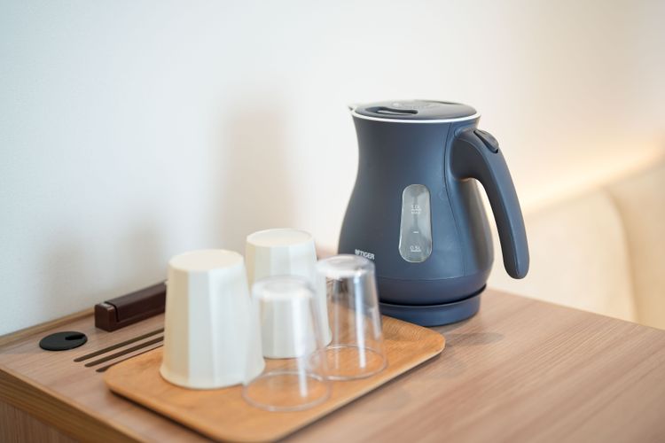 客房提供電熱水瓶，但不提供瓶裝水，房客可拿冷水壺至4樓裝取飲用水。田欣雲攝