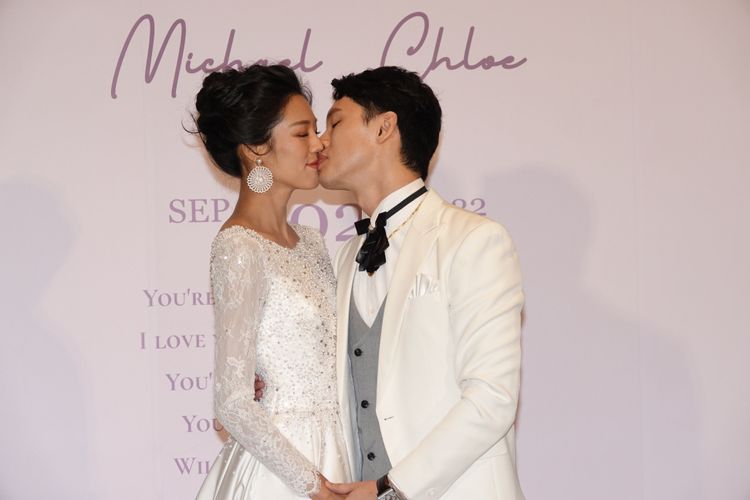 新人甜蜜親吻。陳德興攝