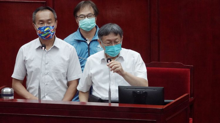 體育局長李再立(左)、民政局長藍世聰(後)及台北市長柯文哲(右)。葉志明攝
