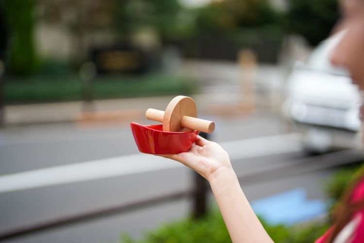 研磨藥材的藥臼，兩邊高、中央低，是藥研坂得名的由來。田欣雲攝