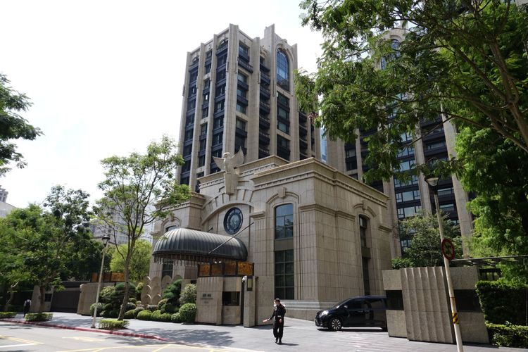 「皇翔御琚」全棟外觀採巴西皇家西麻石花崗岩石打造。陳德興攝