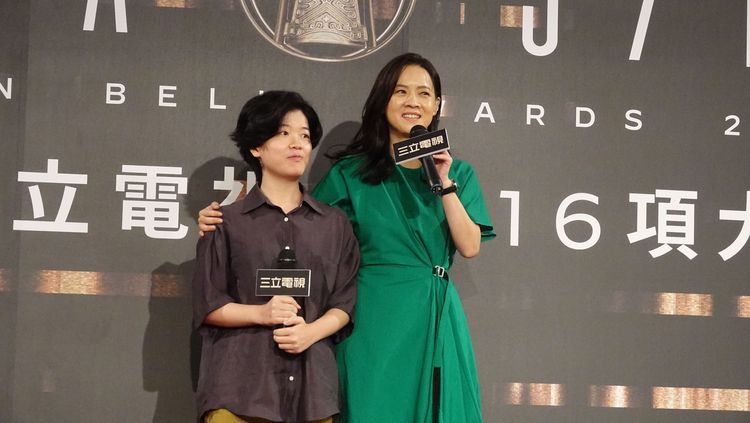 曾寶儀(右)入圍又主持相當辛苦。張哲鳴攝