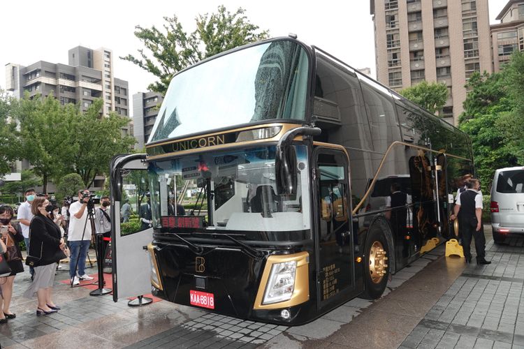 8人座頭等艙豪華遊覽車以黑色塗裝顯示出奢華感。陳德興攝
