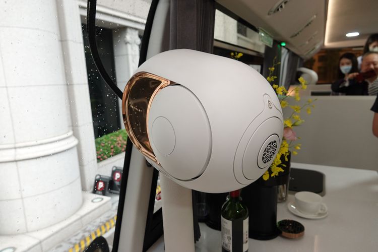 豪華遊覽車影視設備。陳德興攝