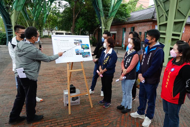 宜蘭縣政府工商旅遊處向縣長林姿妙等人簡報星空火車升級版計畫。林泊志攝