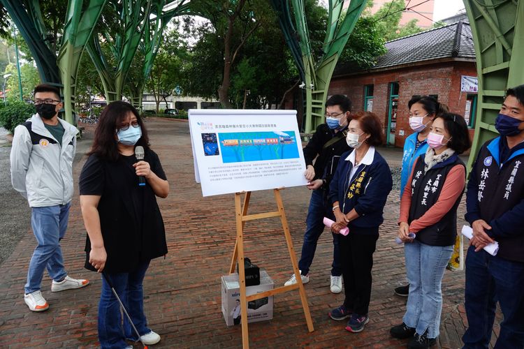 墨策國際總經理李雨珊向縣長林姿妙說明星空小火車升級版規劃。林泊志攝