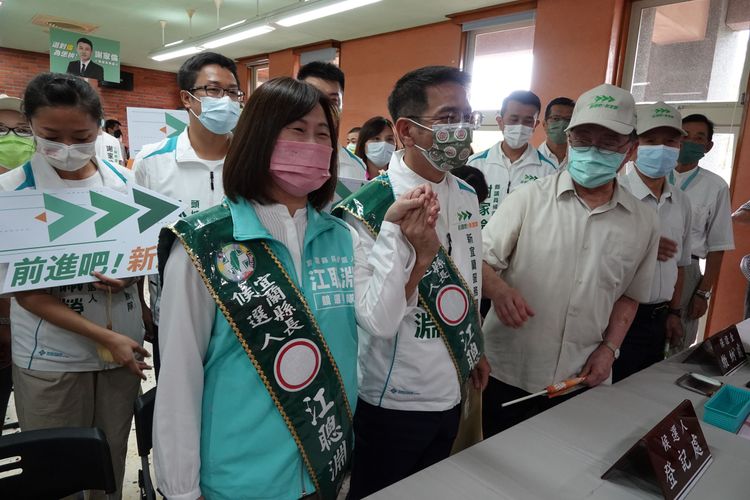 江聰淵完成登記後，牽起妻子邱鈺珊的手，大秀恩愛。林泊志攝