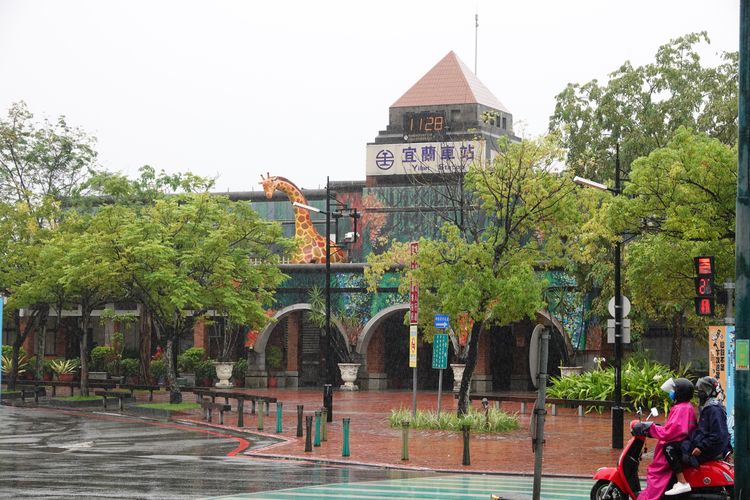 充滿繪畫童趣的宜蘭火車站，是宜蘭知名景點。林泊志攝