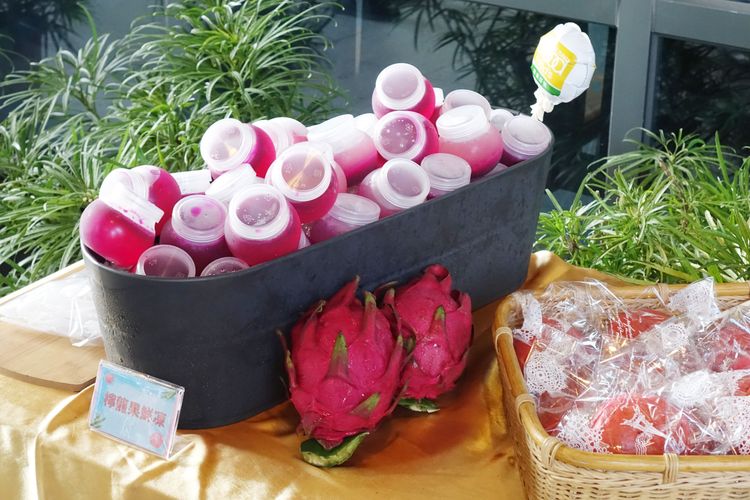 紅龍果除了新鮮水果及打成果汁，還可以製成果凍、蛋糕、麵食等加工品。羅琦文攝