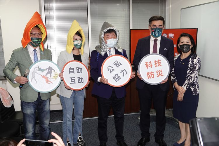 陳時中（中）對於戴上防災頭套不抗拒。資料照，陳德興攝