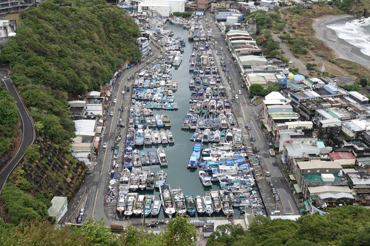 南方澳第二漁港內停滿避風漁船。林泊志攝