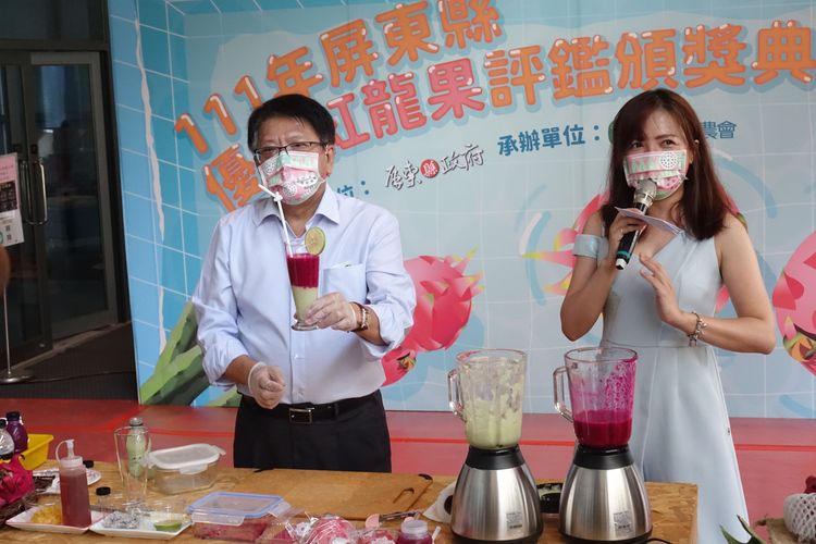 潘孟安現場打果汁，大讚好喝。羅琦文攝