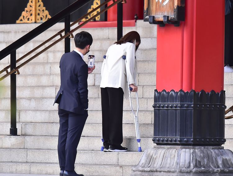 今井繪理子(白衣)在參拜，橋本健則幫她拍照。翻攝FRIDAY