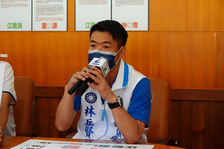 國民黨議員林岳賢說江聰淵連同黨前縣長林聰賢的政績都要剽竊，欠缺誠信。林泊志攝